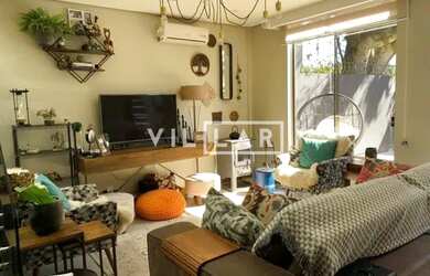 Imagem: A casa possui 3 Dormitórios, 1 Banheiro, 2 Vagas na garagem