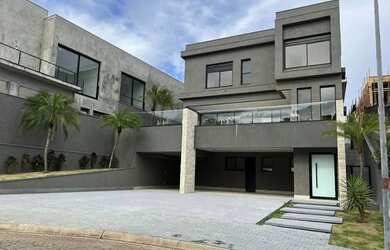 Imagem: A casa em condomínio possui 5 Dormitórios, 5 Banheiros, 5