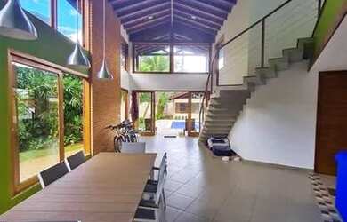 Imagem: A casa possui 3 Dormitórios, 5 Banheiros, 4 Vagas na garagem