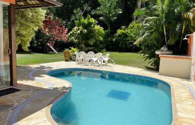 Imagem: A casa possui 4 Dormitórios, 4 Banheiros, 2 Vagas na garagem