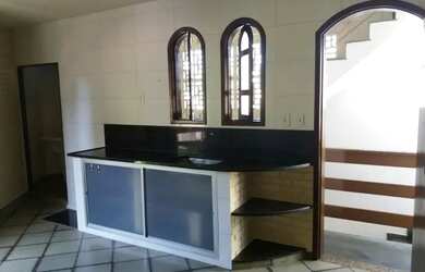 Imagem: A casa possui 3 Dormitórios, 1 Banheiro, 1 Vaga na garagem