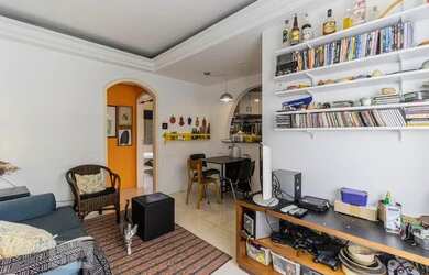 Imagem: O apartamento possui 2 Dormitórios, 1 Banheiro, 1 Vaga na garagem