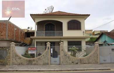 Imagem: A casa possui 3 Dormitórios, 2 Banheiros, 1 Vaga na garagem