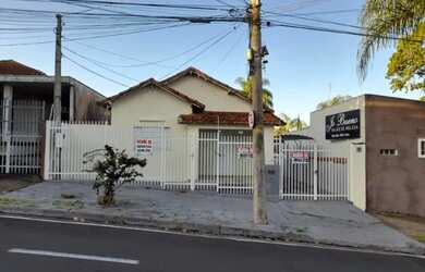 Imagem: A casa possui 3 Dormitórios, 1 Banheiro, 1 Vaga na garagem