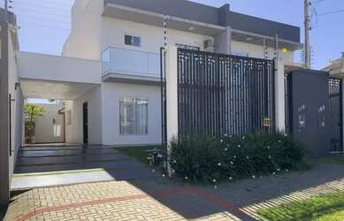 Imagem: A casa possui 3 Dormitórios, 3 Banheiros, 4 Vagas na garagem