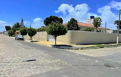 Imagem: A casa possui 3 Dormitórios, 5 Banheiros, 4 Vagas na garagem
