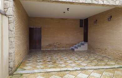 Imagem: A casa possui 3 Dormitórios, 3 Banheiros, 5 Vagas na garagem