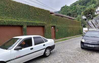 Imagem: A casa possui 4 Dormitórios, 4 Banheiros, 4 Vagas na garagem