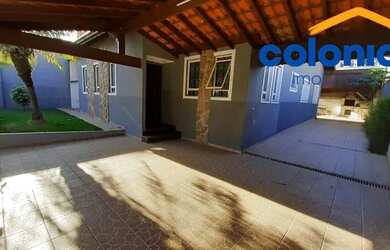 Imagem: A casa possui 3 Dormitórios, 3 Banheiros, 4 Vagas na garagem