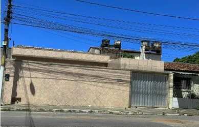 Imagem: A casa possui 2 Dormitórios, 2 Banheiros, 4 Vagas na garagem