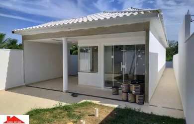 Imagem: A casa possui 3 Dormitórios, 2 Banheiros, 2 Vagas na garagem