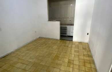 Imagem: A casa possui 1 Dormitório, 1 Banheiro, 1 Vaga na garagem e