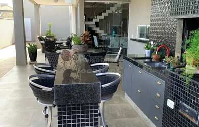 Imagem: A casa em condomínio possui 4 Dormitórios, 5 Banheiros, 2