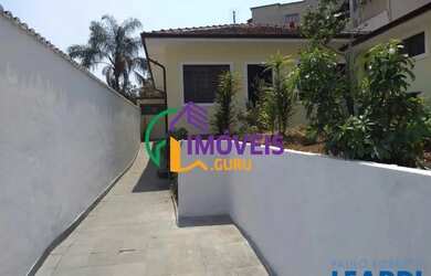 Imagem: A casa possui 2 Dormitórios, 1 Banheiro, 2 Vagas na garagem