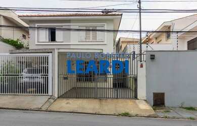 Imagem: A casa possui 3 Dormitórios, 4 Banheiros, 2 Vagas na garagem