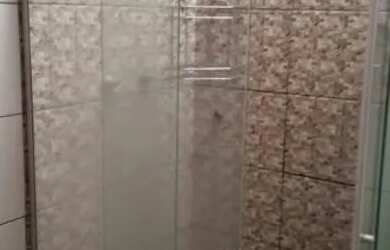 Imagem: A casa possui 2 Dormitórios, 1 Banheiro, 2 Vagas na garagem