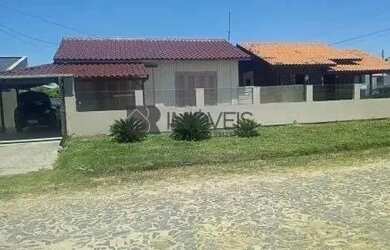 Imagem: A casa possui 3 Dormitórios, 2 Banheiros, 2 Vagas na garagem