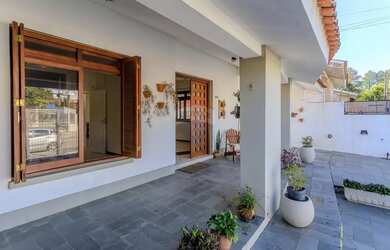 Imagem: A casa possui 3 Dormitórios, 3 Banheiros e 210m² de Área