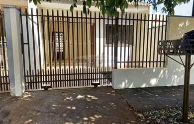 Imagem: A casa possui 2 Dormitórios, 1 Banheiro, 2 Vagas na garagem