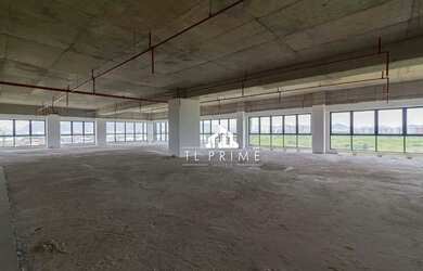 Imagem: O depósito possui 5 Vagas na garagem, 1.361m² de Área e