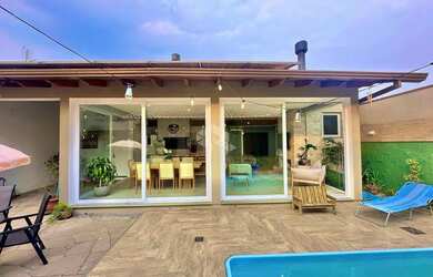 Imagem: A casa possui 3 Dormitórios, 2 Banheiros, 3 Vagas na garagem