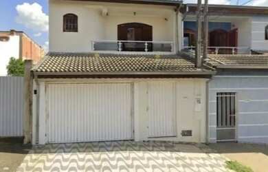 Imagem: A casa possui 4 Dormitórios, 2 Banheiros, 3 Vagas na garagem