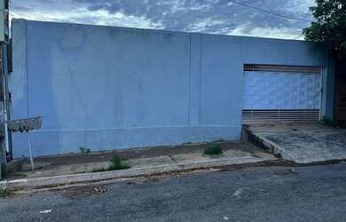 Imagem: A casa possui 2 Dormitórios, 1 Banheiro e 3 Vagas na garagem