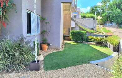 Imagem: A casa possui 3 Dormitórios, 3 Banheiros, 4 Vagas na garagem