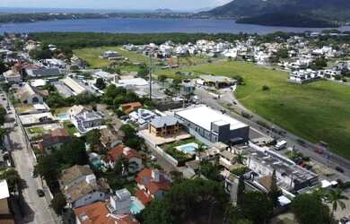 Imagem: A casa possui 3 Dormitórios, 5 Banheiros, 3 Vagas na garagem