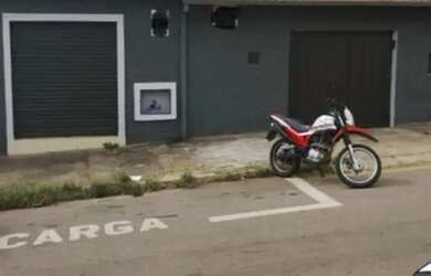 Imagem: A casa possui 3 Dormitórios, 2 Banheiros, 2 Vagas na garagem