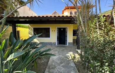 Imagem: A casa possui 3 Dormitórios, 1 Banheiro, 1 Vaga na garagem