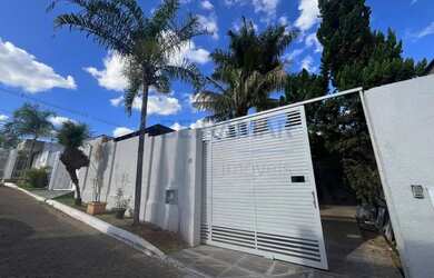 Imagem: A casa possui 3 Dormitórios, 4 Banheiros, 3 Vagas na garagem