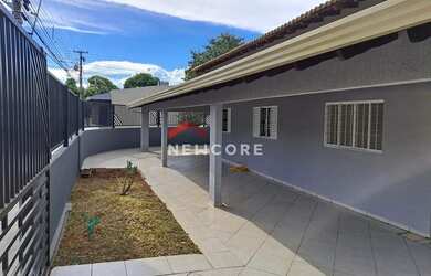 Imagem: A casa possui 3 Dormitórios, 2 Banheiros, 2 Vagas na garagem