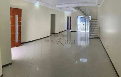 Imagem: A casa possui 4 Dormitórios, 3 Banheiros, 2 Vagas na garagem