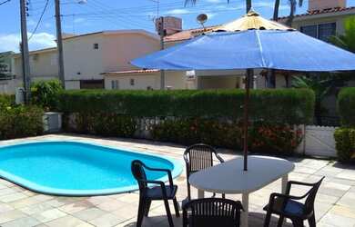 Imagem: A casa possui 5 Dormitórios, Acomodam 15 pessoas, 4 Vagas na