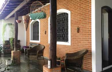 Imagem: A casa possui 3 Dormitórios, 2 Banheiros, 2 Vagas na garagem