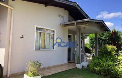 Imagem: A casa possui 4 Dormitórios, 1 Banheiro, 4 Vagas na garagem