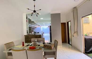 Imagem: A casa possui 3 Dormitórios, 2 Banheiros, 2 Vagas na garagem