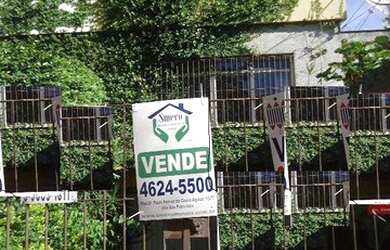 Imagem: A casa possui 3 Dormitórios, 2 Banheiros, 4 Vagas na garagem