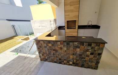 Imagem 2: Linda casa com piscina a venda no condomínio Portal das Monções em...