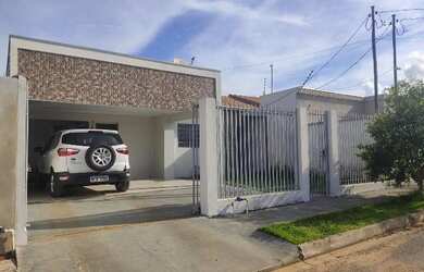 Imagem: A casa possui 2 Dormitórios, 1 Banheiro, 2 Vagas na garagem