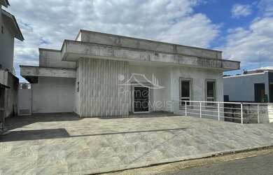 Imagem: A casa em condomínio possui 4 Dormitórios, 5 Banheiros, 500m²