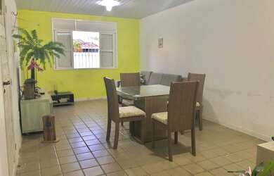 Imagem: A casa possui 3 Dormitórios, 3 Banheiros, 1 Vaga na garagem