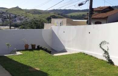 Imagem: A casa possui 3 Dormitórios, 2 Banheiros, 4 Vagas na garagem