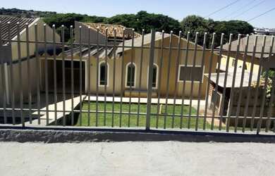 Imagem: A casa possui 4 Dormitórios, 3 Banheiros, 4 Vagas na garagem