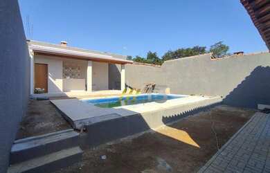 Imagem: A casa possui 3 Dormitórios, 4 Banheiros, 1 Vaga na garagem