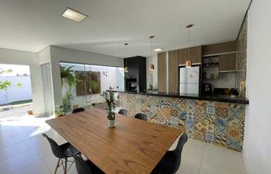 Imagem: A casa em condomínio possui 2 Dormitórios, 3 Banheiros, 2