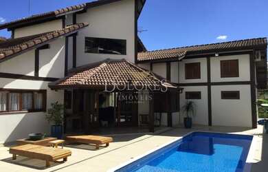 Imagem: A casa em condomínio e possui Dormitórios, Suítes, Banheiros