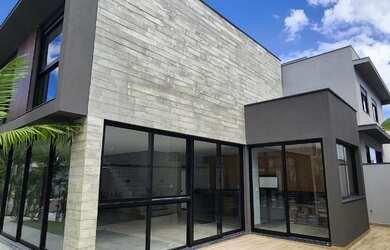 Imagem: A casa em condomínio possui 3 Dormitórios, 4 Banheiros, 4