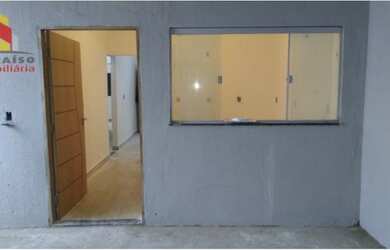 Imagem: A casa possui 3 Dormitórios, 2 Banheiros, 2 Vagas na garagem